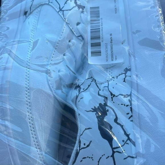 Shoe - Picture 4 of 4